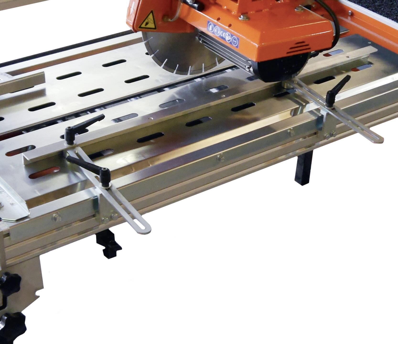 The 1m long side tile support ensures an exact separation cut.